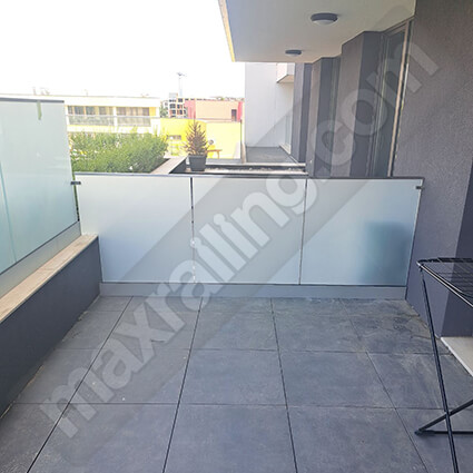 Стъклен парапет по тераси с алуминиев профил основа